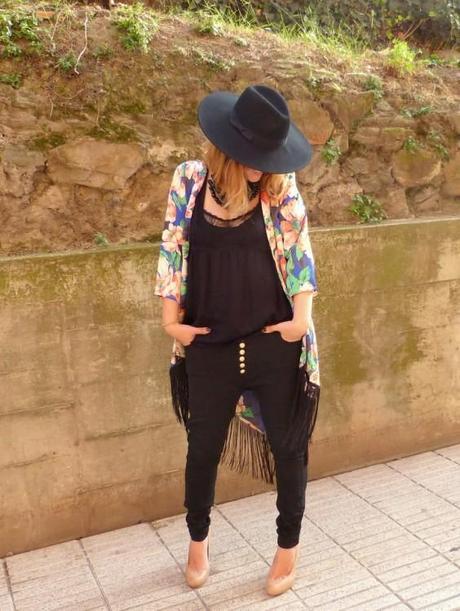 Sombrero fedora de ala ancha y kimono de flores