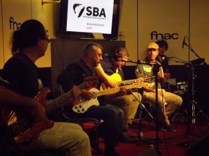 Josele Martín (bajo), Víctor Jordá (voz y guitarra), Santy Burgui (guitarra acústica), Little Fonsi (voz y armónica) y Cristian Palomera (percusión)
