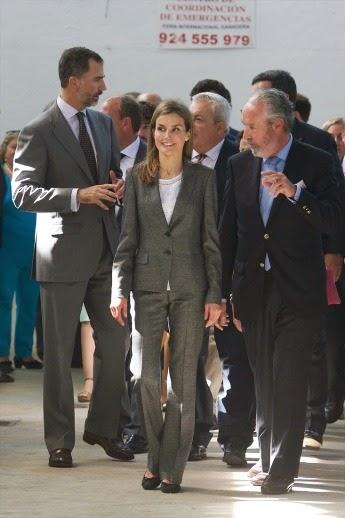 Dña. Letizia viste de ejecutiva en en la Feria Ganadera de Zafra Dña. Letizia viste de ejecutiva en en la Feria Ganadera de Zafra