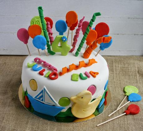 Tarta de cumpleaños con globos y confetis