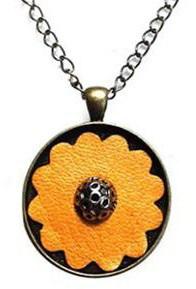 La moda se viste de otoño. Un colgante con mucho encanto de color mostaza, una creación de Yotoko.