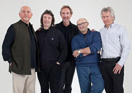 Foto: Genesis and the BBC have been working together over the last few months on GENESIS: TOGETHER AND APART  A feature length documentary on one of the most successful bands in rock history. From its first beginnings as a band of songwriters in the late 1960s to its final incarnation as a rock giant in the 1990s – via full-blown theatrical progressive rock in the mid-1970s and the subtler jazzy pop of the early 1980s – Genesis could perplex and enrage the die-hards, whilst exciting and exhilarating the newer disciples.  Made with the full co-operation of Genesis, the film reunites all original members of the band together – Tony Banks, Phil Collins, Peter Gabriel, Steve Hackett, Mike Rutherford – for the first time since 1975.    The film recounts an extraordinary musical story, exploring the band’s songwriting as well as emotional highs and lows, alongside previously unseen archive material and rare performance footage across their entire career.  Transmission date to be confirmed.
