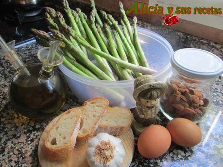 CAZUELA DE ESPÁRRAGOS Y HUEVOS CAZUELA DE ESPÁRRAGOS Y HUEVOS