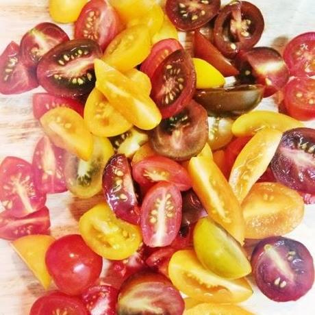 RECETA. Ensalada de tomates cherry, con mozzarella y aceitunas chupadeos. RECETA. Ensalada de tomates cherry, con mozzarella y aceitunas chupadeos.