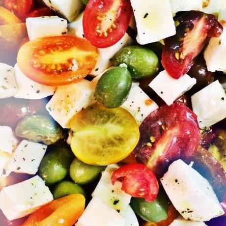 RECETA. Ensalada de tomates cherry, con mozzarella y aceitunas chupadeos. RECETA. Ensalada de tomates cherry, con mozzarella y aceitunas chupadeos.