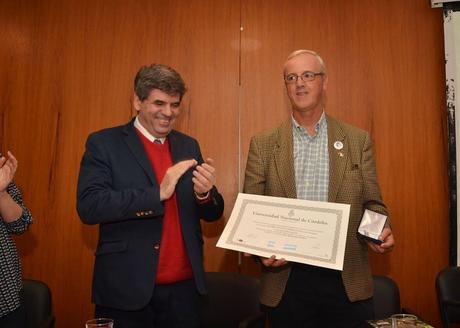 LA UNIVERSIDAD NACIONAL DE CÓRDOBA (ARGENTINA) OTORGA AL REPRESENTANTE DEL PROYECTO GRAN SIMIO EN ESPAÑA, LA MÁXIMA DISTINCIÓN DENOMINADA “VISITANTE DISTINGUIDO” LA UNIVERSIDAD NACIONAL DE CÓRDOBA (ARGENTINA) OTORGA AL REPRESENTANTE DEL PROYECTO GRAN SIMIO EN ESPAÑA, LA MÁXIMA DISTINCIÓN DENOMINADA “VISITANTE DISTINGUIDO”