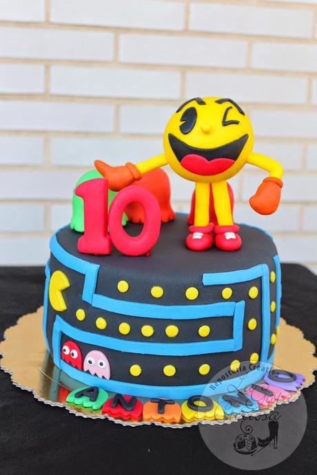 TARTA FONDANT PACMAN 3D PARA ANTONIO TARTA FONDANT PACMAN 3D PARA ANTONIO