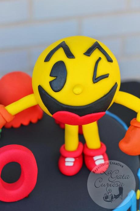 TARTA FONDANT PACMAN 3D PARA ANTONIO TARTA FONDANT PACMAN 3D PARA ANTONIO