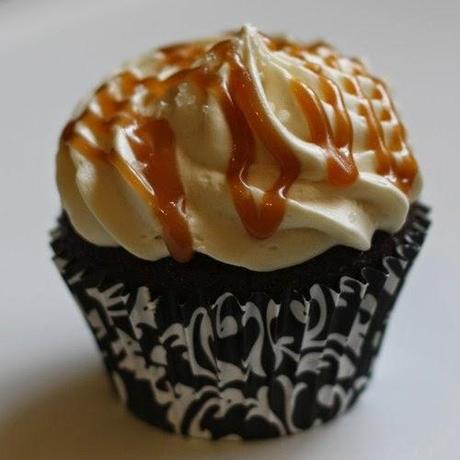 Pastelitos de Chocolate y Caramelo cupcake chocolate con cajeta derretida