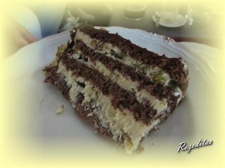 TARTA ENROLLADA DE MOUSSE DE CHOCOLATE BLANCO Y PISTACHOS TARTA ENROLLADA DE MOUSSE DE CHOCOLATE BLANCO Y PISTACHOS