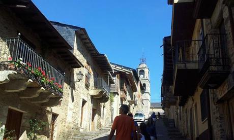 Sanabria, visita acuática y monumental Calle de La Rúa, que conduce a la plaza del castillo.