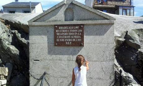 Sanabria, visita acuática y monumental Placa en recuerdo de los muertos de la tragedia de 1959 en Ribadelago.