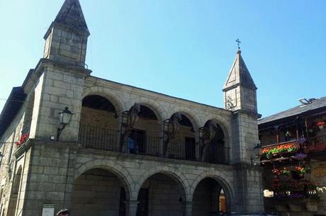 Sanabria, visita acuática y monumental Fachada del Ayuntamiento de Puebla, porticada y de estilo barroco herreriano.