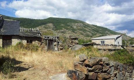 Sanabria, visita acuática y monumental Aspecto parcial de Ribadelago Viejo.
