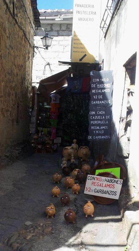 Sanabria, visita acuática y monumental Puesto de productos típicos en la capital sanabresa.
