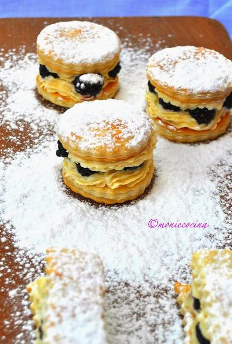 MILHOJAS DE MASCARPONE A LA VAINILLA Y MORAS MILHOJAS DE MASCARPONE A LA VAINILLA Y MORAS