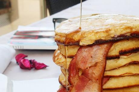 Tortitas americanas con bacon y sirope de arce.