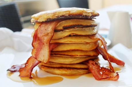 Tortitas americanas con bacon y sirope de arce.