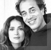 Salma Hayek y Matteo Garrone posan tras el acuerdo que firmaron en el marco del último Festival de Cannes.