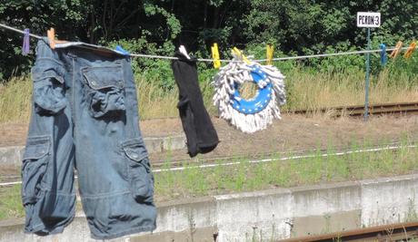 Viaje a ninguna parte. Captando el alma polaca. Ropas a tender junto al andén 3.