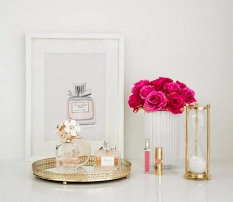 Una bandeja y un perfume para decorar tu mesita de noche Una bandeja y un perfume para decorar tu mesita de noche