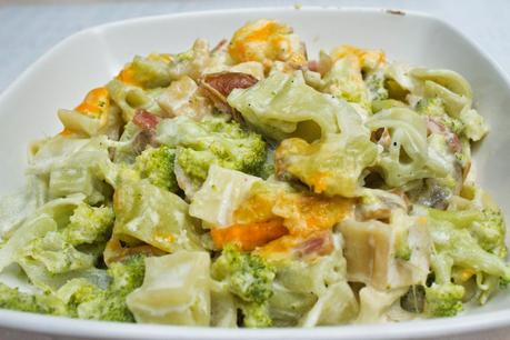 Pasta con nata y dátiles con brócoli y bacon