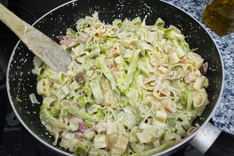 Pasta con nata y dátiles con brócoli y bacon