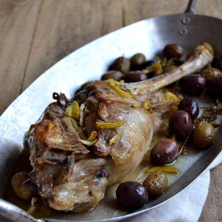 PIERNA DE CABRITO ASADA CON OLIVAS Y LIMÓN PIERNA DE CABRITO ASADA CON OLIVAS Y LIMÓN