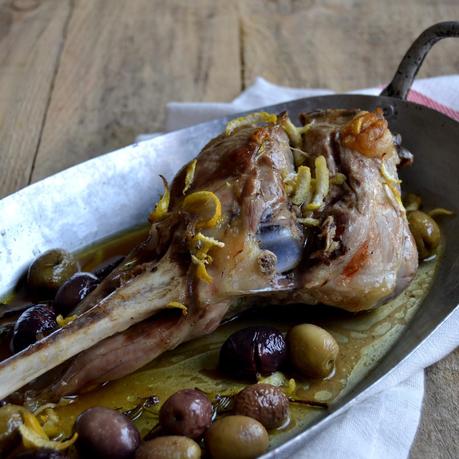 PIERNA DE CABRITO ASADA CON OLIVAS Y LIMÓN PIERNA DE CABRITO ASADA CON OLIVAS Y LIMÓN