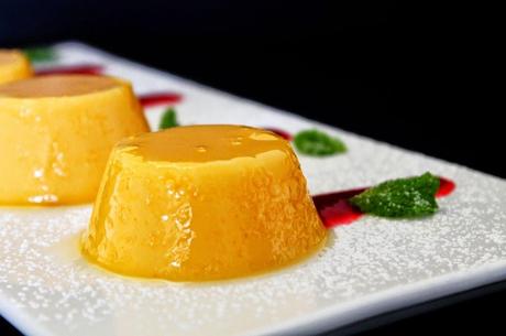 Grandes clásicos: Tocinillos de cielo con salsa de frambuesas (paso a paso) Grandes clásicos: Tocinillos de cielo con salsa de frambuesas (paso a paso)