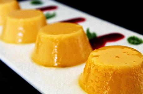 Grandes clásicos: Tocinillos de cielo con salsa de frambuesas (paso a paso) Grandes clásicos: Tocinillos de cielo con salsa de frambuesas (paso a paso)