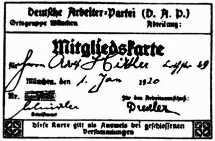 Carné de Adolf Hitler de miembro al DAP (futuro NSDAP) que terminaría liderando él mismo. Fuente y autoría: Desconocida [dominio público], vía Wikimedia.