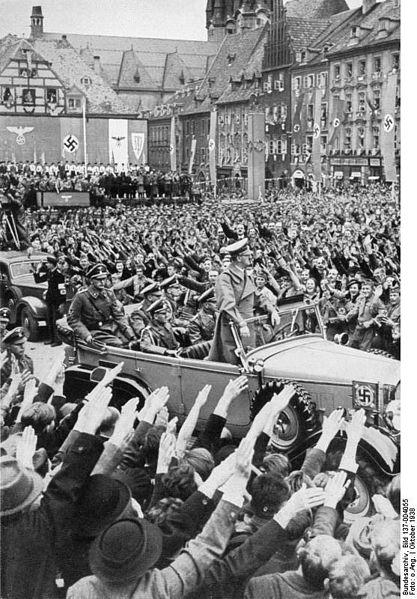 Adolf Hitler aclamado en los Sudetes tras anexionarlos al Tercer Reich