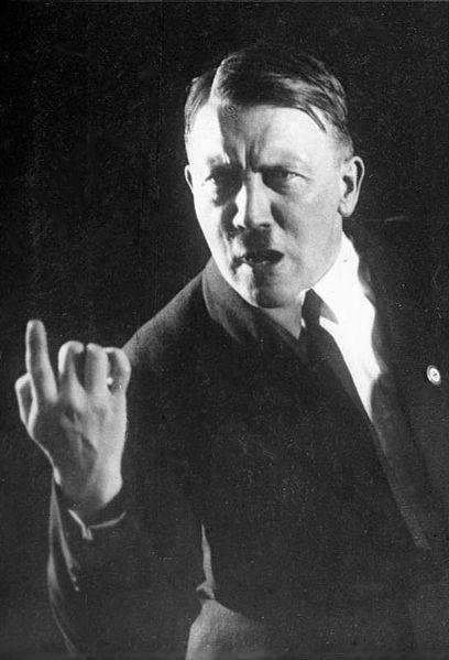 Adolf Hitler en 1927 (esa fotografía capta muy bien el poder persuasivo de su oratoria). Fuente y autoría: Bundesarchiv, Bild 102-13774 / Heinrich Hoffmann / CC-BY-SA