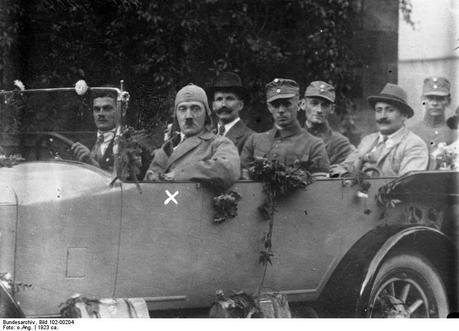 Adolf Hitler en un viaje de propaganda nacionaosocialista en Baviera (1923). Fuente y autoría: Bundesarchiv, Bild 102-00204 / CC-BY-SA