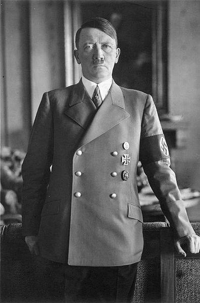 Adolf Hitler en una foto oficial de 1933, tras su proclamación como canciller de la nueva Alemania. Fuente y autoría: Bundesarchiv, Bild 183-H1216-0500-002 / CC-BY-SA
