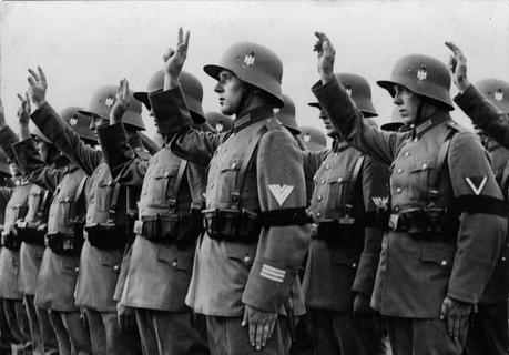Soldados alemanes realizando el juramento de lealtad a Adolf Hitler: Fuenjte y autoría: Bundesarchiv, Bild 102-16108A / CC-BY-SA