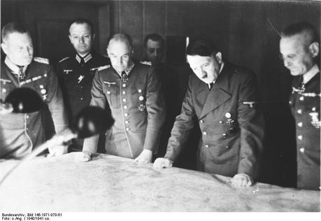 Adolf Hitler reunido con sus generales en plena reunión de estrategia militar en 1940. Fuente y autoría: Bundesarchiv, Bild 146-1971-070-61 / CC-BY-SA