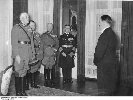 Recepción oficial de año nuevo de Adolf Hitler en 1935. Fuente y autoría: Bundesarchiv, Bild 183-2004-1202-503 / CC-BY-SA