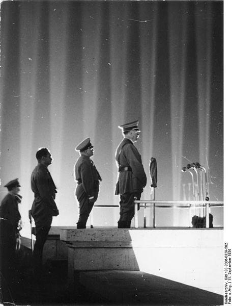 Adolf Hitler en una fotografía de espaldas, antes de comenzar uno de sus encendidos discursos en 1936
