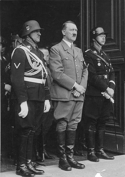 Con Sepp Deitrich a la izquierda y Heinrich Himmler a la derecha, Adolf Hitler posa para esta fotografía durante su cumpleaños en 1937