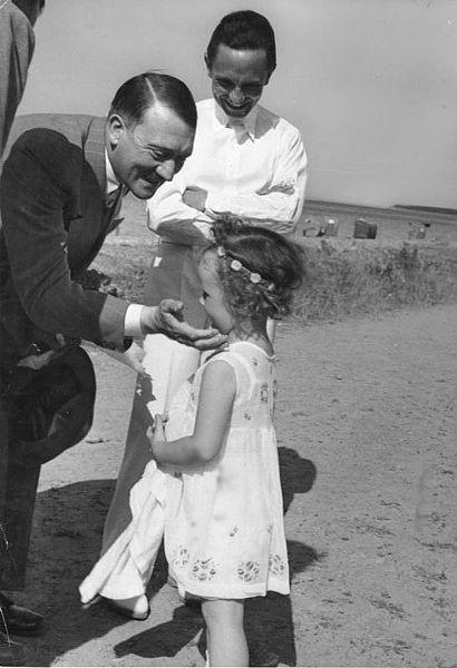 Adolf Hitler sonriente con una de las hijas del Dr. Goebbels. Fuente y autoría: Bundesarchiv, Bild 183-2004-1202-500 / CC-BY-SA