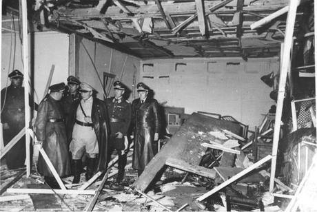 Así de destrozada quedó la sala en la que Adolf Hitler estaba reunido con sus allegados el 20 de julio de 1944. Fuente y autoría: Bundesarchiv, Bild 146-1972-025-10 / CC-BY-SA