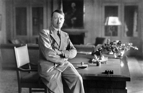 Adolf Hitler vestido de civil en su despacho en 1936. Fuente y autoría: Bundesarchiv, Bild 146-1990-048-29A / Heinrich Hoffmann / CC-BY-SA