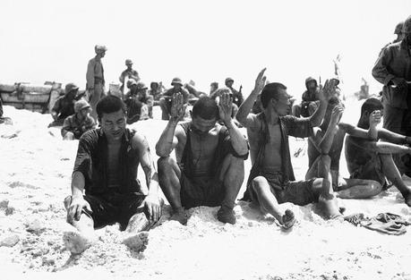 Prisioneros de guerra japoneses capturados en Tarawa