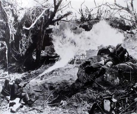 Dos marines se emplean a fondo por limpiar con sus lanzallamas un escondite japonés