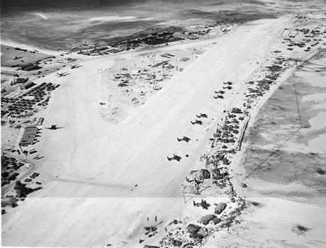 Vista área del aeródromo de Tarawa en 1944, un año después de la batalla.