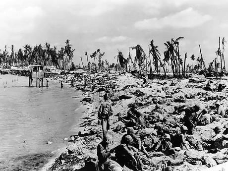 Imagen muy gráfica de la playa de Tarawa tras los combates, con una mezcla de heridos, cadáveres y supervivientes.
