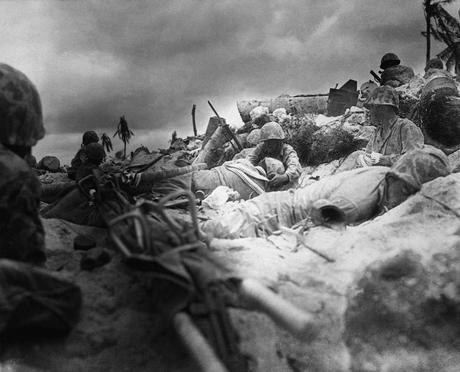 Marines cubriéndose tras un rompeolas en la playa Rojo 3
