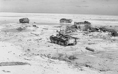 Un vehículo anfibio LVT estadounidense y un tanque ligero japonés destrozados en la playa de Tarawa.